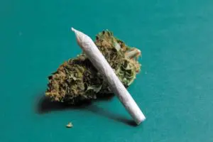 how to roll a joint -istock-agafapaperiapunta